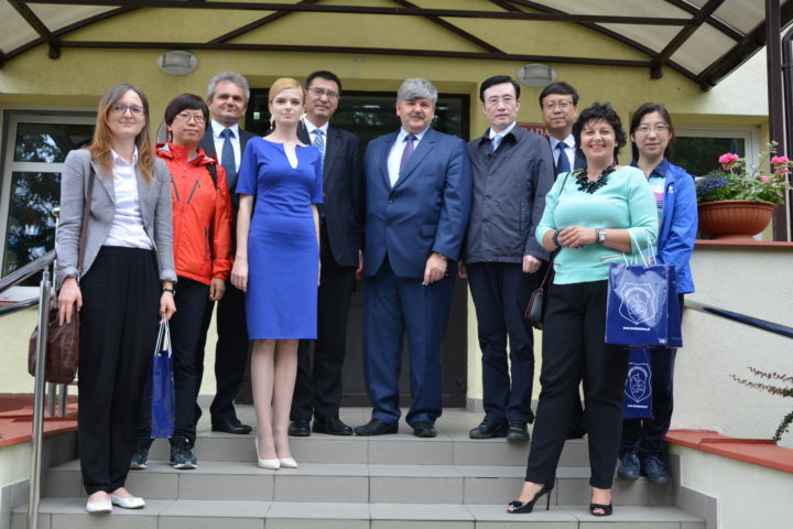 Delegacja chińska z władzami gminy w przed urzędem