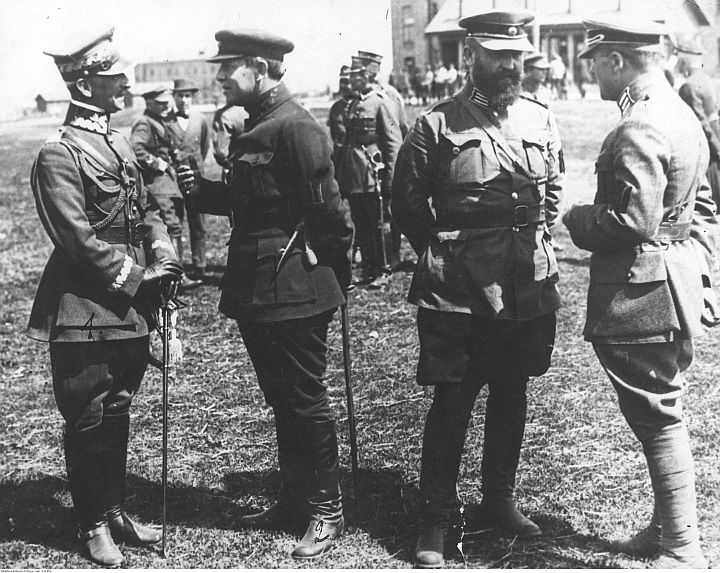 Kwiecień 1920. Gen. Antoni Listowski (pierwszy z lewej) podczas rozmowy z atamanem Symonem Petlurą. Fot. Narodowe Archiwum Cyfrowe