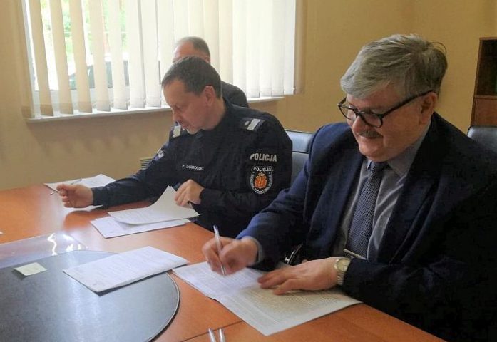 Podpisanie aktu notarialnego na posterunek w Wiązownie