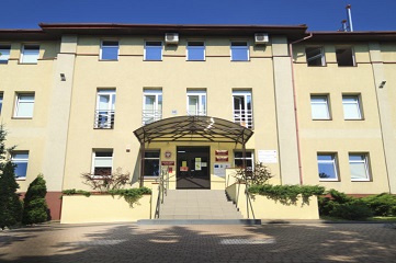 Wejście główne do Urzędu Gminy Wiązowna jest od strony ul. Lubelskiej