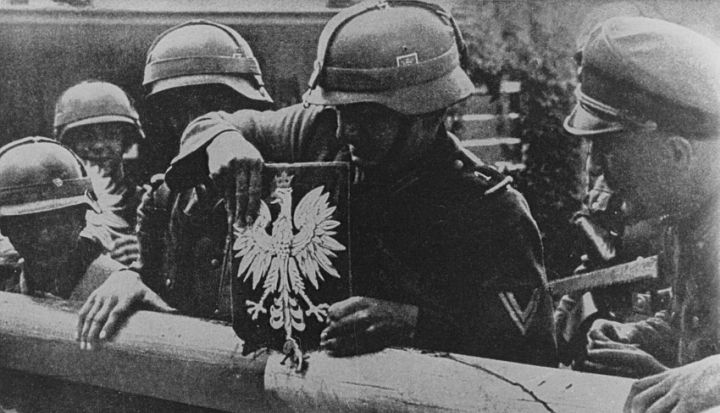 Żołnierze niemieccy zrywają godło Polski z szlabanu granicznego 1 września 1939 roku