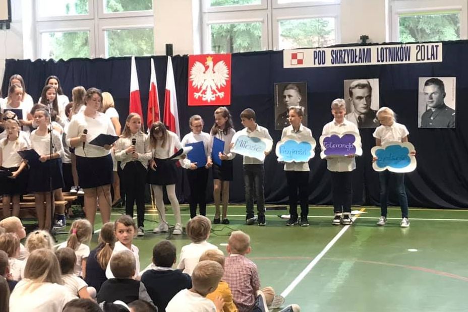 Uroczysty apel w Szkole Podstawowej w Wiązownie z okazji dnia patrona