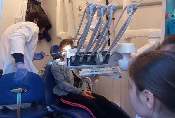 Mobilny gabinet stomatologiczny. Badanie dzieci ze szkoły w Zakręcie