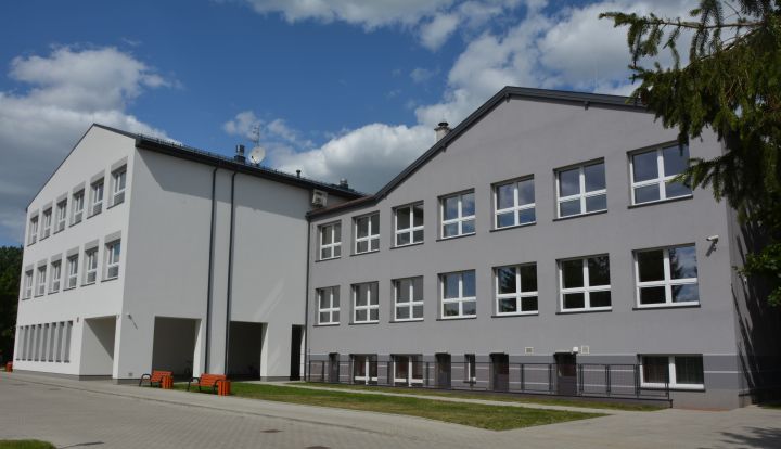 Budynek szkoły w Wiązownie