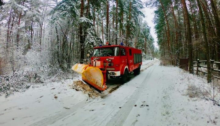 Strażacy z OSP odśnieżają gminną drogę