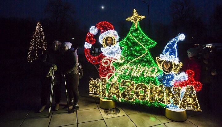 Na terenie gminy oraz Gminnego Parku Centrum rozbłysły świąteczne iluminacje. W parku pojawiło się monidło, gdzie w świątecznej scenerii można zrobić sobie pamiątkowe zdjęcie.