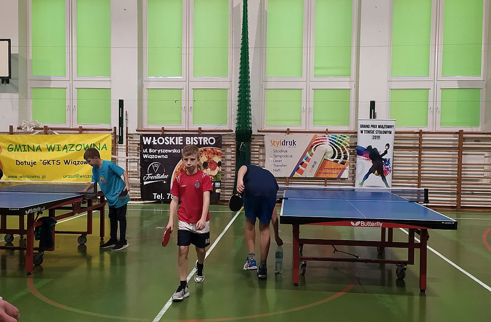 Turniej tenisa stołowego w hali szkoły w Wiązownie. Rozgrywki