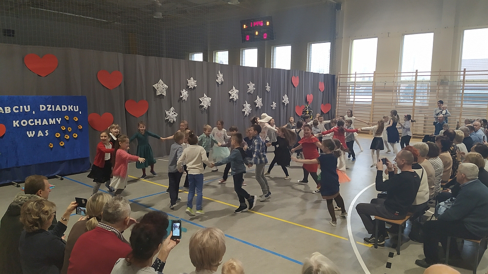 Występ dzieci podczas dnia babci i dziadka w szkole podstawowej w Gliniance