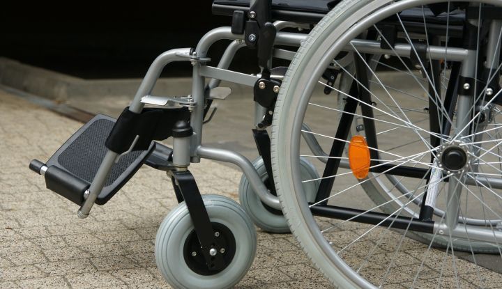 Szaro-czarny wózek inwalidzki