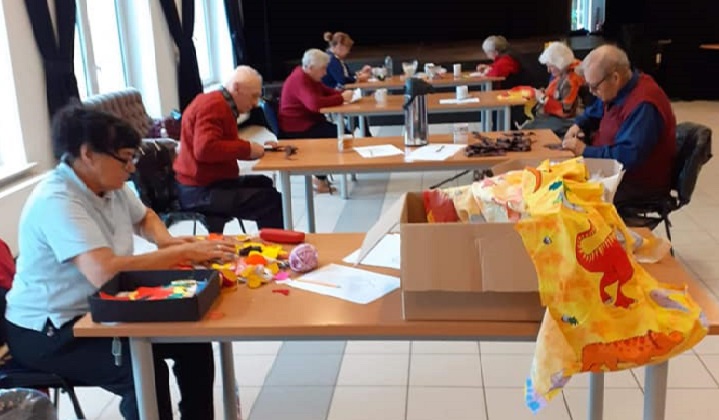 Seniorzy z Dziennego Domu "Senior+" w Woli Karczewskiej podczas zajęć