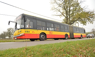 Pomarańczowo-żółty autobus Zarządu Transportu Miejskiego w Warszawie
