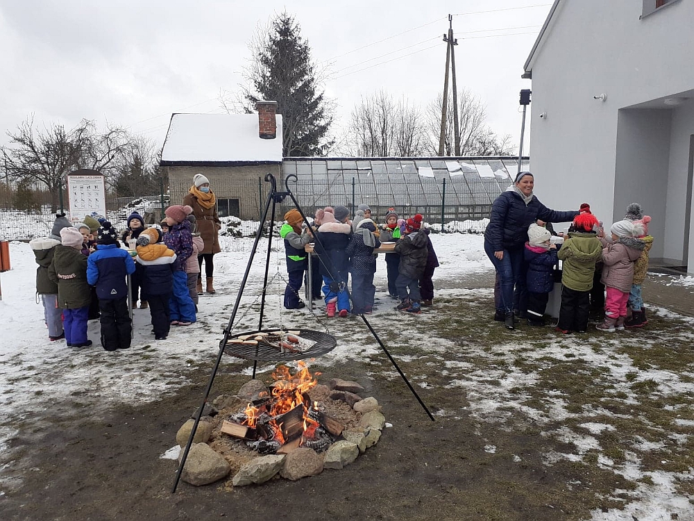 Dzieci z przedszkola w Woli Duckiej zebrane wokół ogniska