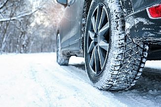 Czarne auto na oblodzonej drodze