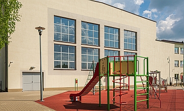 Szkoła Podstawowa w Malcanowie. Widok od tyłu na halę sportową i plac zabaw dla dzieci