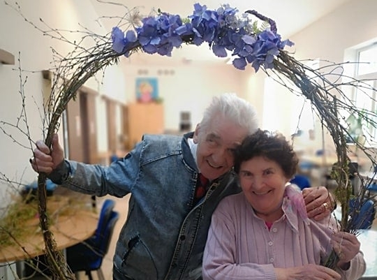 Seniorzy z Dzienne Domu "Senior+" w Woli Karczewskiej prezentują wykonane prace