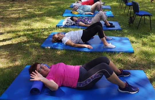 Seniorzy z Dziennego Domu "Senior+" w Woli Karczewskiej dbają o kręgosłup