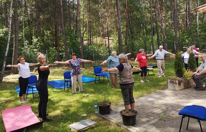 Seniorzy z Dziennego Domu "Senior+" w Woli Karczewskiej dbają o kręgosłup