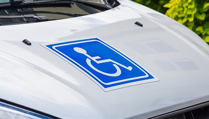 Zakupione przez nas auta wyposażone są w windy oraz w pełni dostosowane do przewozu osób z niepełnosprawnościami