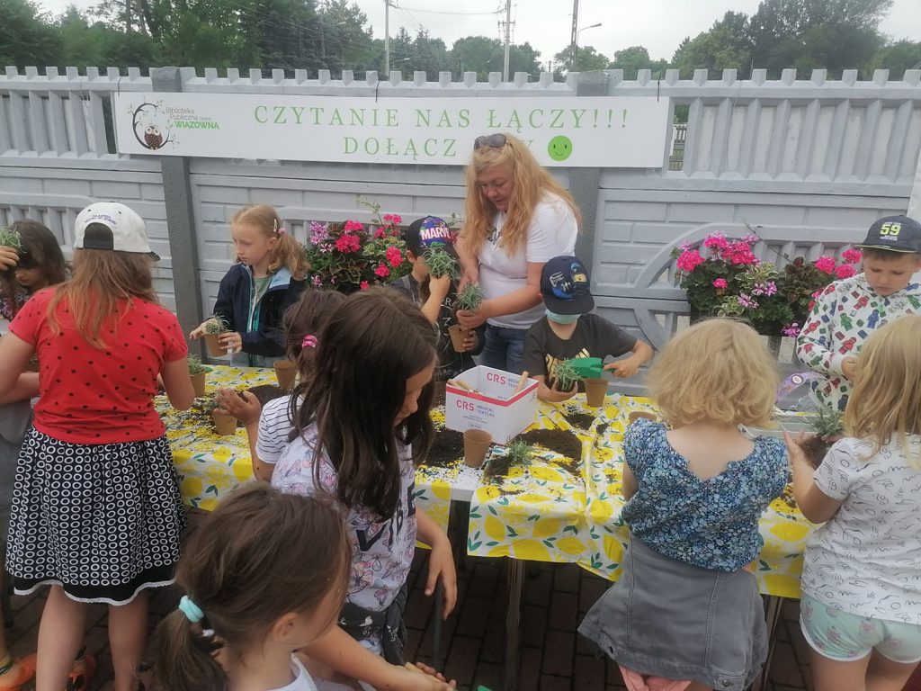 Dzieci sadzące roślinki
