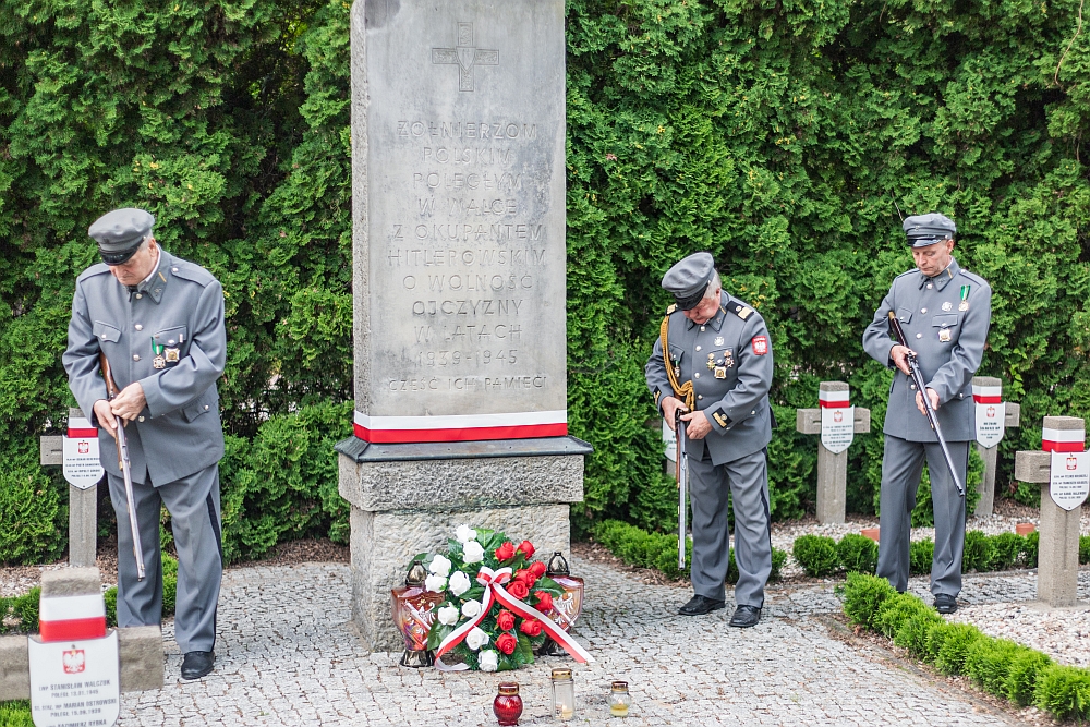 Dzień Wojska Polskiego w Gminie Wiązowna. Salwa honorowa Bractwa Strzelców Kurkowych "Lechici"