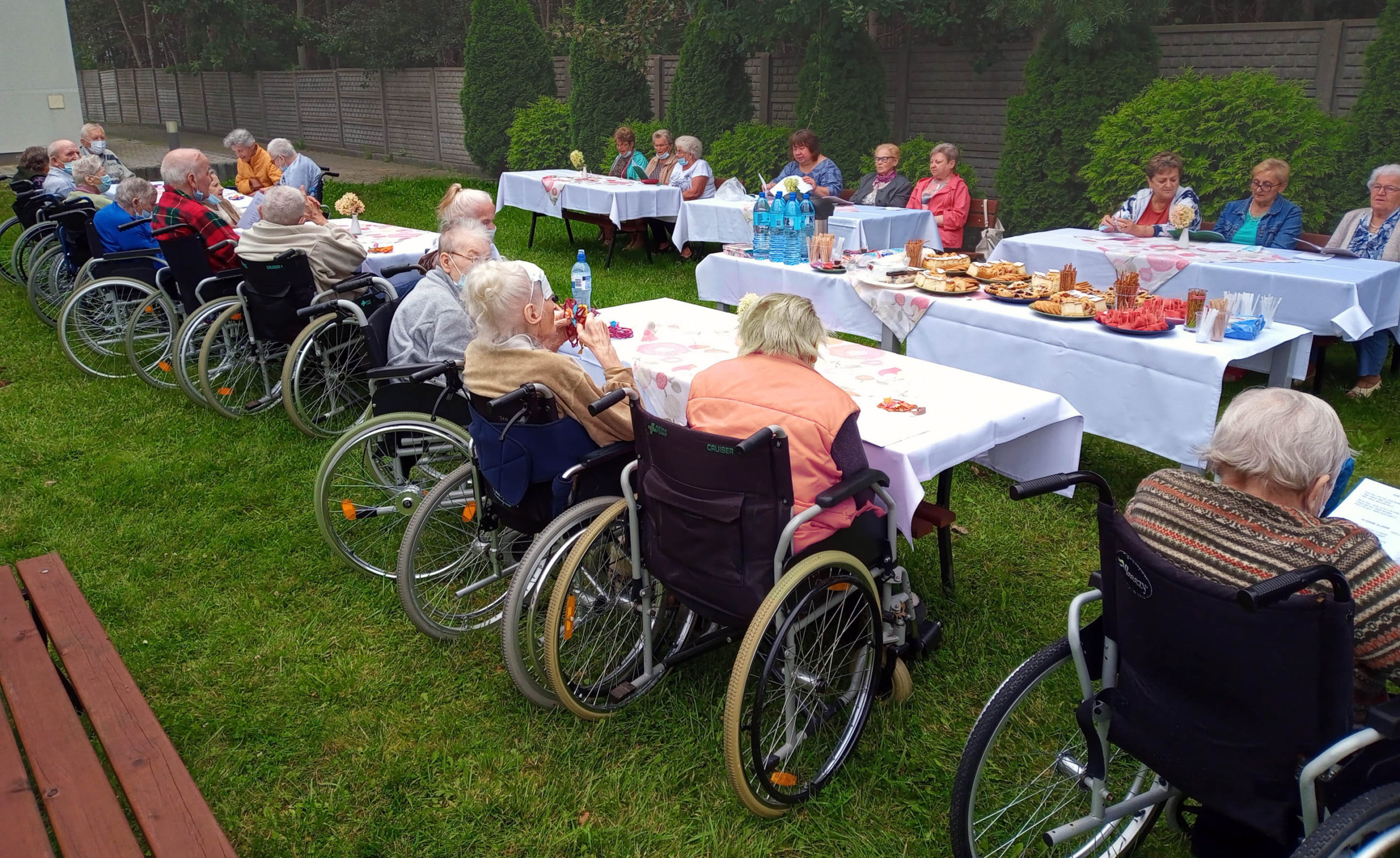 Spotkanie seniorów z Klubu "Senior+" z podopiecznymi Domu Opieki "Marianna"