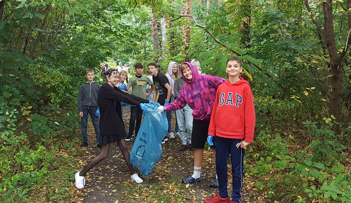 Uczniowie Szkoły Podstawowej w Wiązownie podczas akcji "Sprzątanie świata"