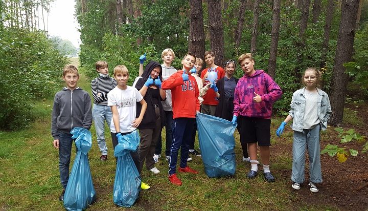 Uczniowie Szkoły Podstawowej w Wiązownie podczas akcji "Sprzątanie świata"