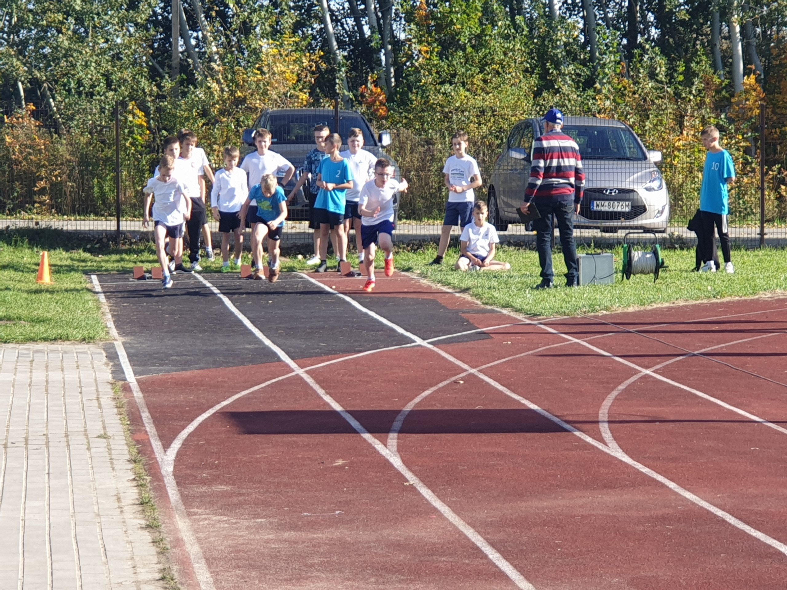 Do rywalizacji podczas inauguracji XIV Regionalnych Czwartków Lekkoatletycznych w Gliniance stanęło pięć reprezentacji szkół oraz UKS-ów