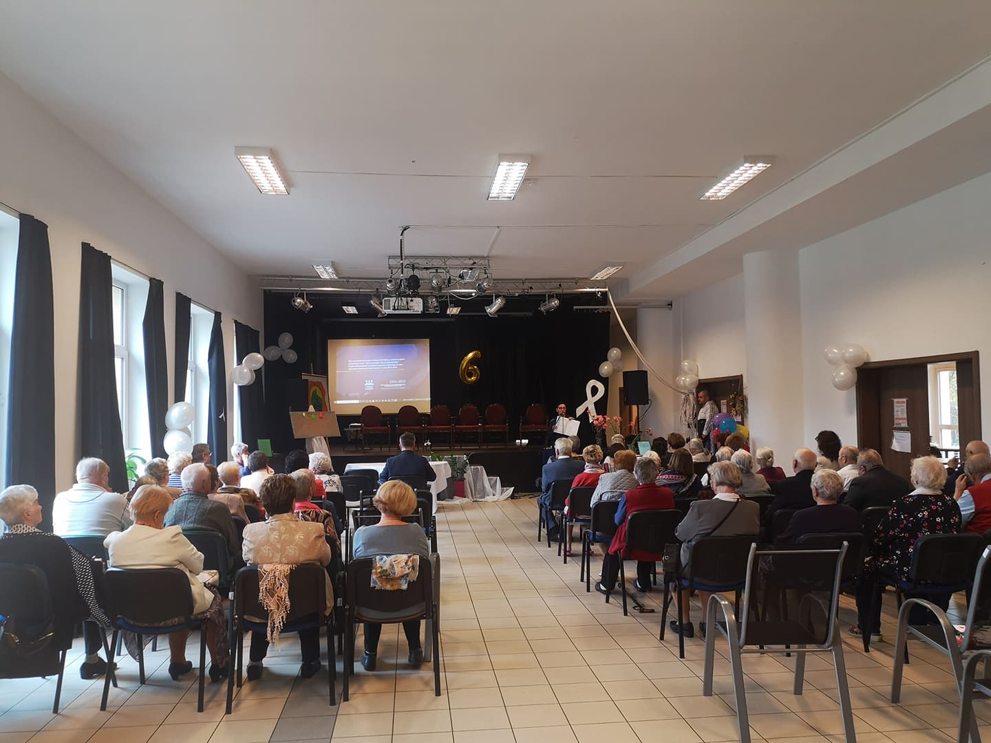 Seniorzy z Dziennego Domu "Senior+" świętowali szóste urodziny swojej placówki w Woli Karczewskiej