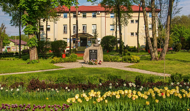 Skwer im. generała Stefana Grota-Roweckiego w Wiązownie