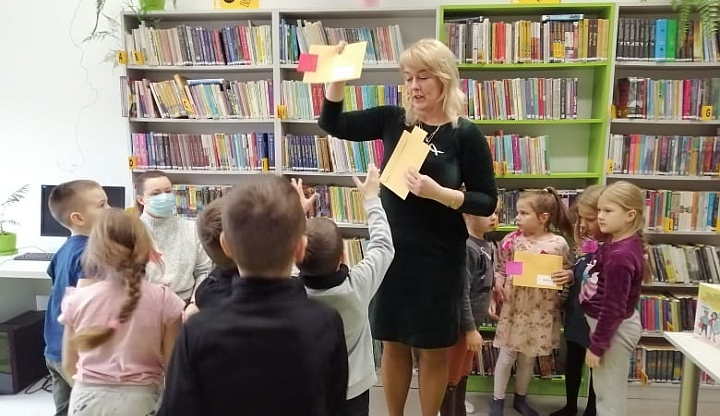 Biblioteka włączyła się do akcji "Biała wstążka" w Gminie Wiązowna