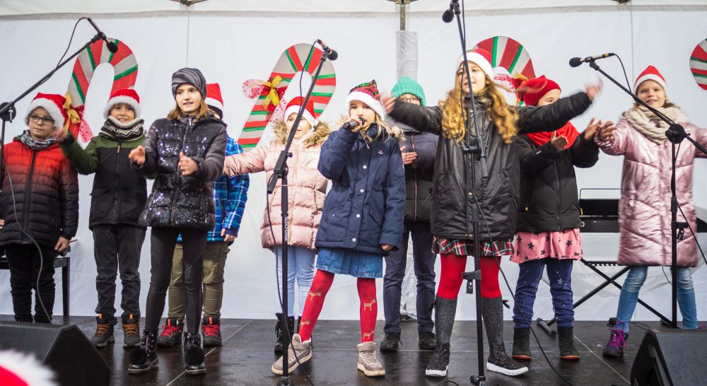 "Wspólne ubieranie choinki" odbyło się 5 grudnia przy Pawilonie Kultury w Wiązownie