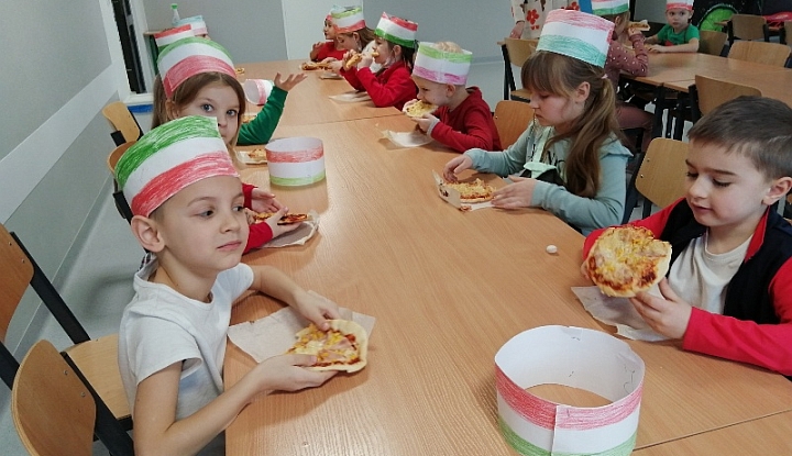 Dzieci z zerówki ze szkoły w Zakręcie ze smakiem zajadały przygotowaną przez siebie pizzę