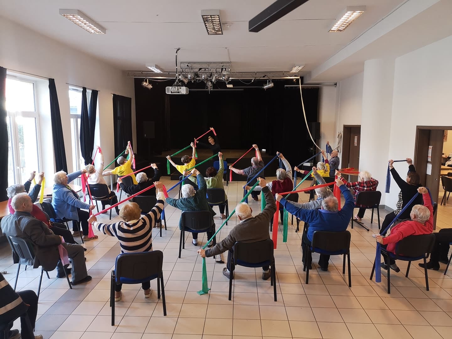 Seniorzy z Dziennego Domu "Senior+" w Woli Karczewskiej podczas codziennych ćwiczeń