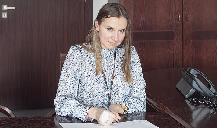 Anna Sikora, nowy Zastępca Wójta Gminy Wiązowna podpisuje dokumenty.