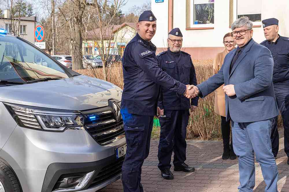 Przekazanie nowego auta, które będzie służyć policjantom z naszego posterunku w Wiązownie. Wójt ściska rękę policjatowi z posterunku w Wiązownie.