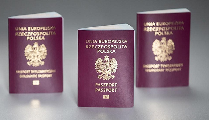 Trzy paszporty w formie książeczek o kolorze bordowym z godłem polskim na przedzie.