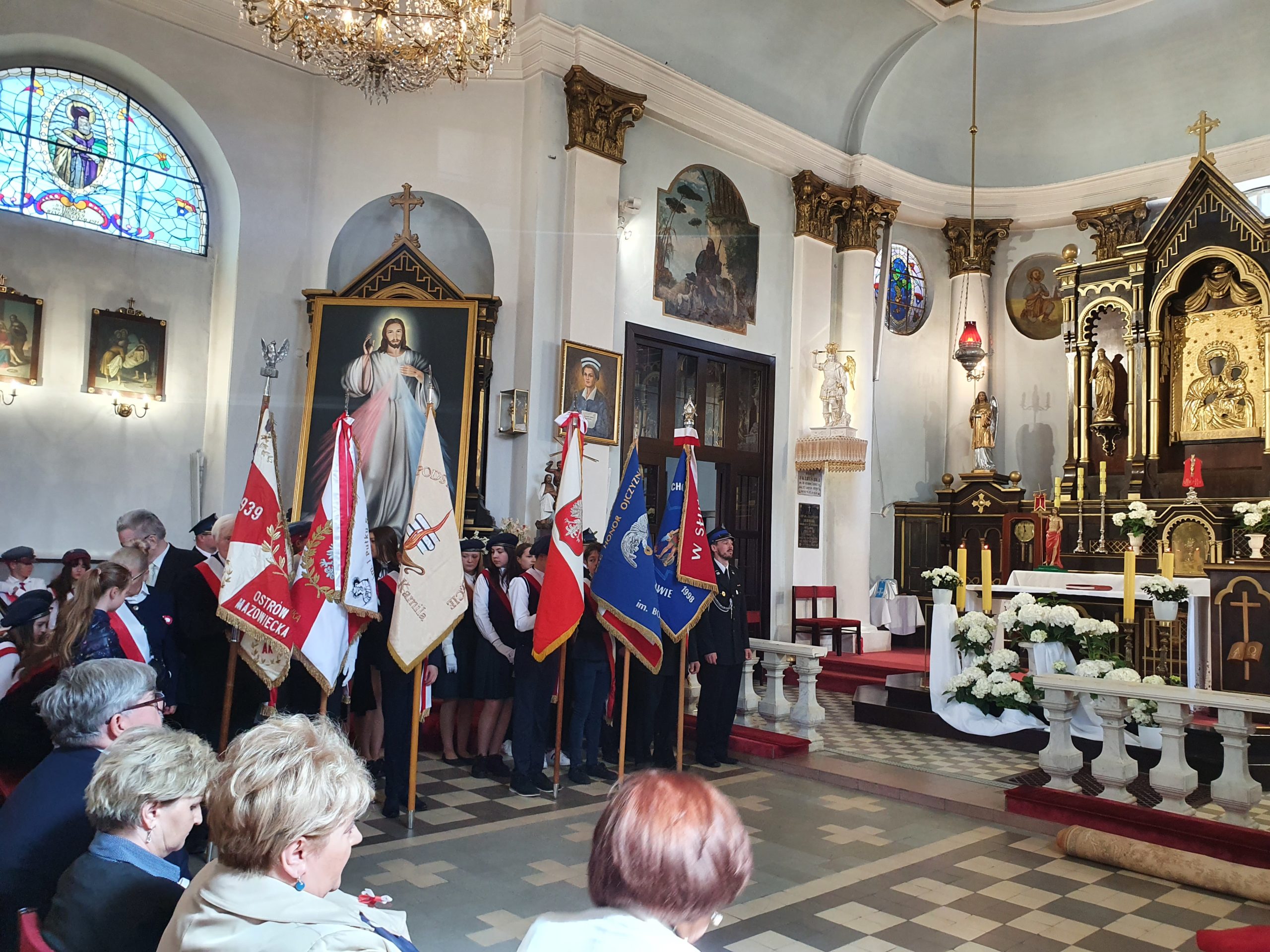 Gminne obchody rocznicy uchwalenia ustawy zasadniczej, czyli Konstytucji 3 Maja, w Wiązownie. POczty sztandarowe w kościele.