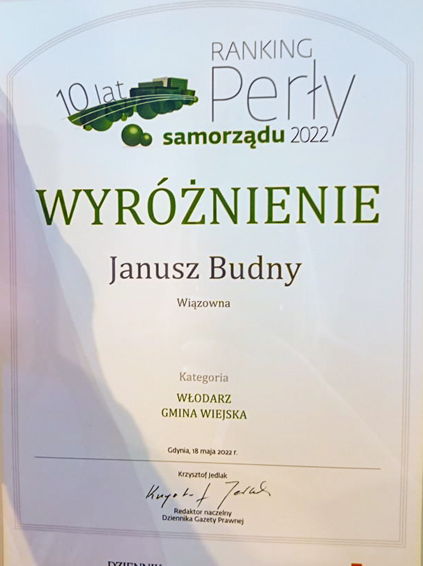 Dyplom dla Wójta Janusza Budnego, który znalazł się wśród 10 najlepszych włodarzy gmin wiejskich w konkursie "Perły samorządu" 