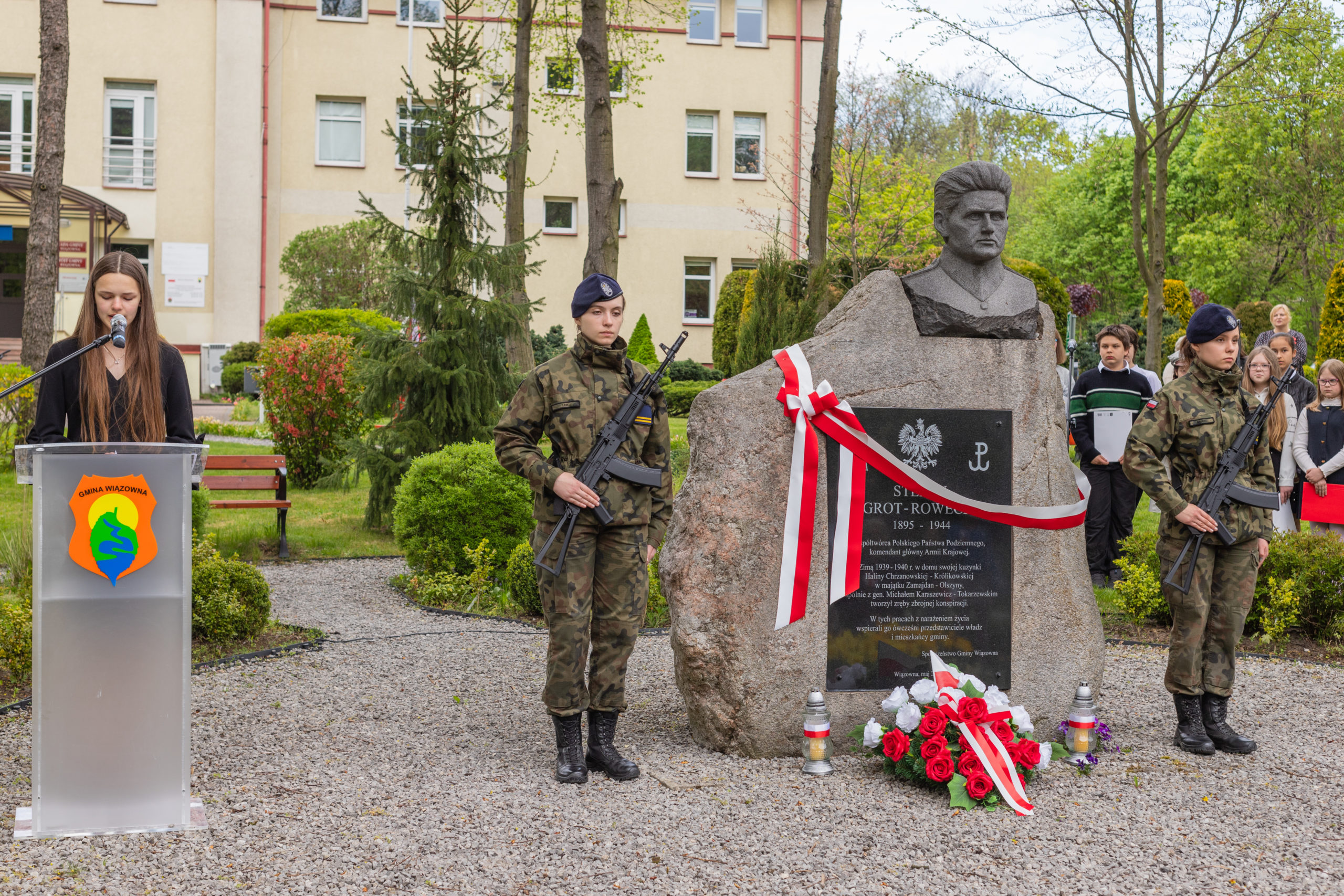 Obchody Dnia Zwycięstwa tradycyjnie odbyły się na skwerze przed Urzędem Gminy Wiązowna. Warta honorowa przy pomniku gen. Stefana Grota-Roweckiego.