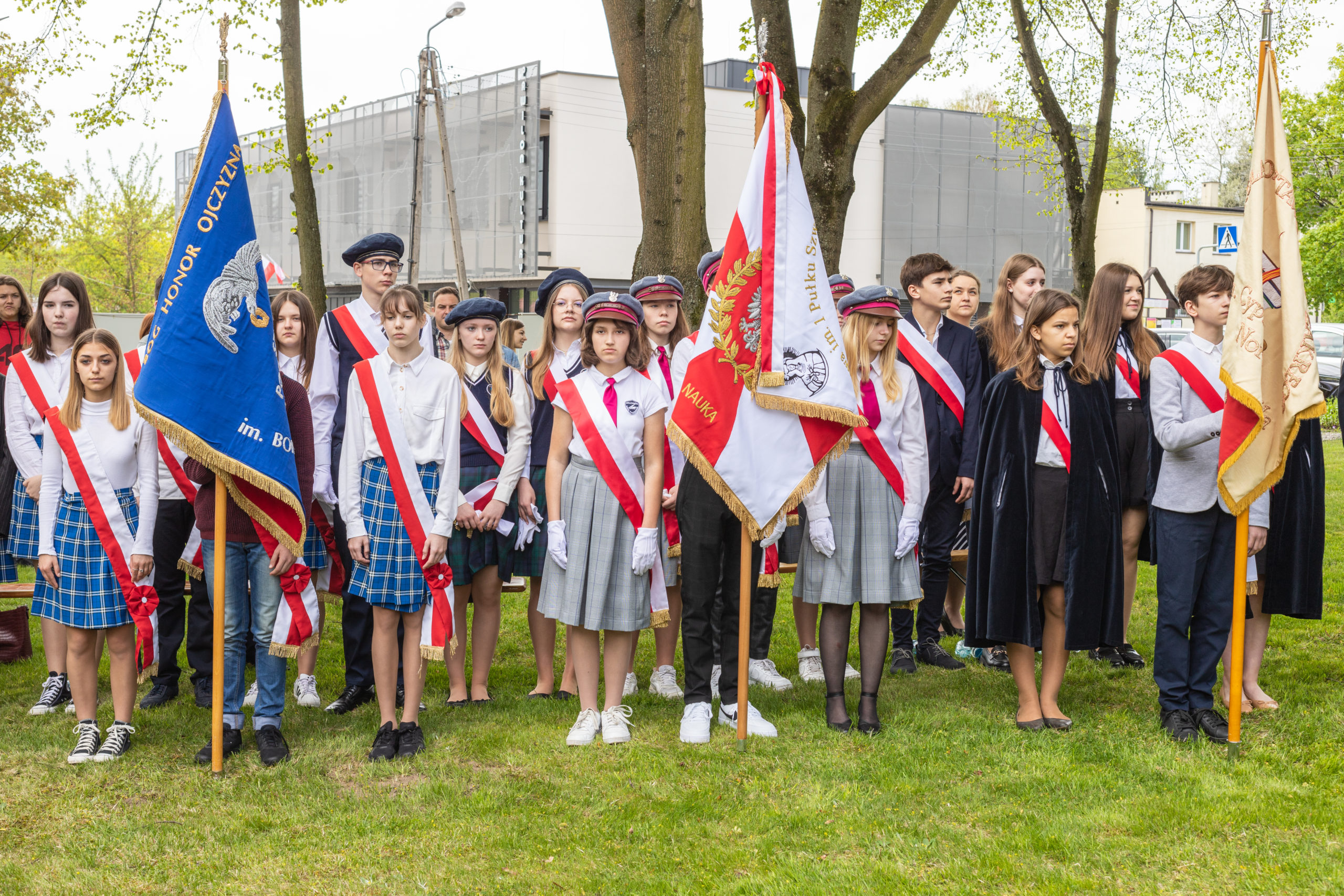Obchody Dnia Zwycięstwa tradycyjnie odbyły się na skwerze przed Urzędem Gminy Wiązowna. Sztandary szkół z terenów gminy Wiązowna.