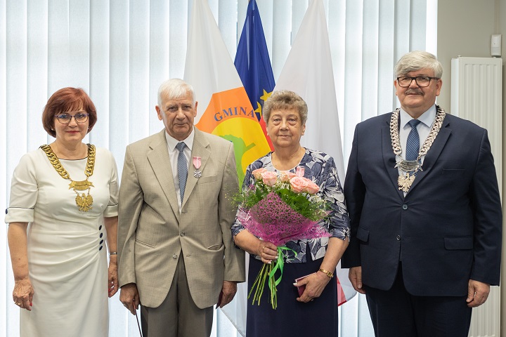 Jedenaście par z Gminy Wiązowna z rąk wójta Janusza Budnego i wiceprzewodniczącej rady Bogumiły Majewskiej odebrało medale za Długoletnie Pożycie Małżeńskie