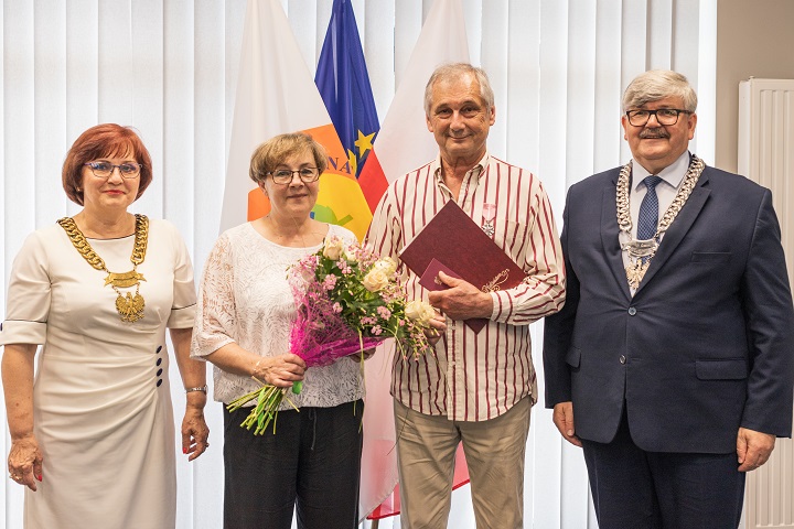 Jedenaście par z Gminy Wiązowna z rąk wójta Janusza Budnego i wiceprzewodniczącej rady Bogumiły Majewskiej odebrało medale za Długoletnie Pożycie Małżeńskie