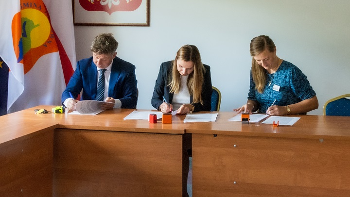 Podpisanie umowy na budowę mieszkań komunlnych w Radiówku