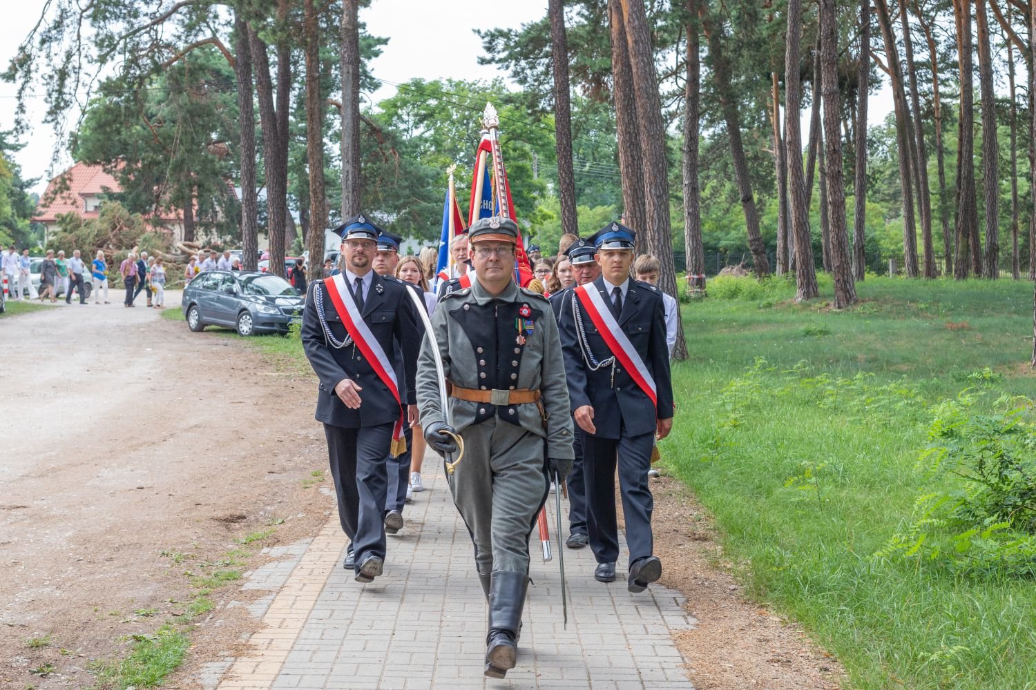 Obchody Dnia Wojska Polskiego 15 sierpnia 2022 r. w Gminie Wiązowna. Przemarsz na cmentarz parafialny