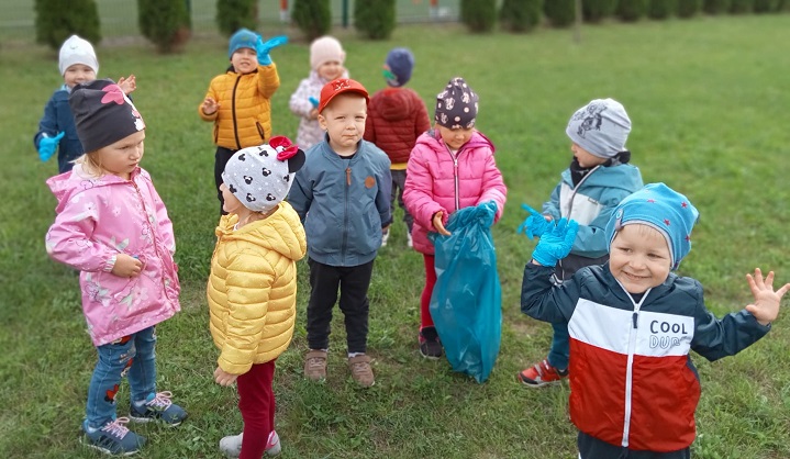 Przedszkolaki z Przedszkola "Leśna Kraina" w Zakręcie podczas akcji "Sprzątanie świata"