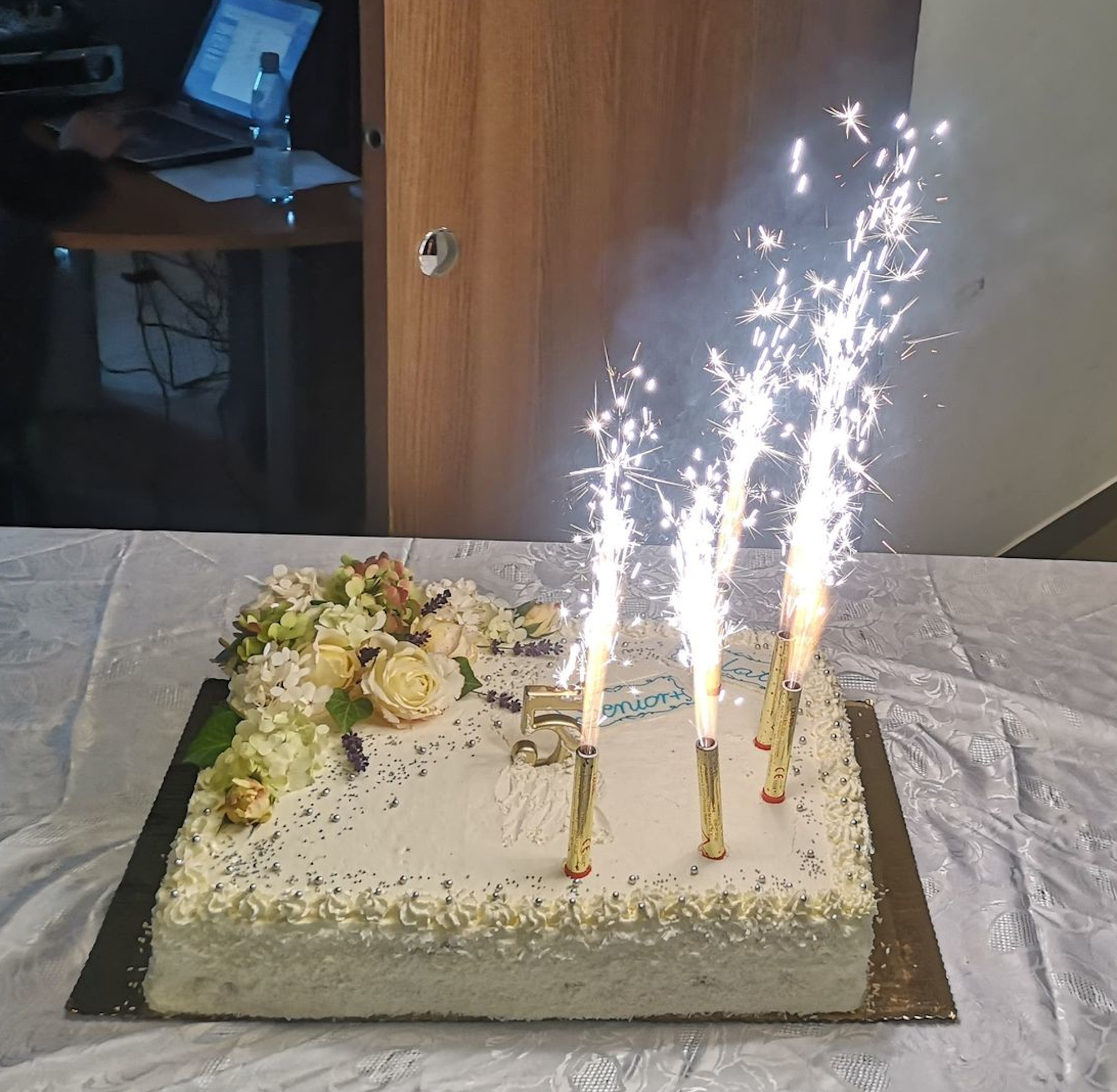 Uroczyste obchody 5 urodzin Kulbu "Senior+" w Woli Karczewskiej. Urodzinowy tort