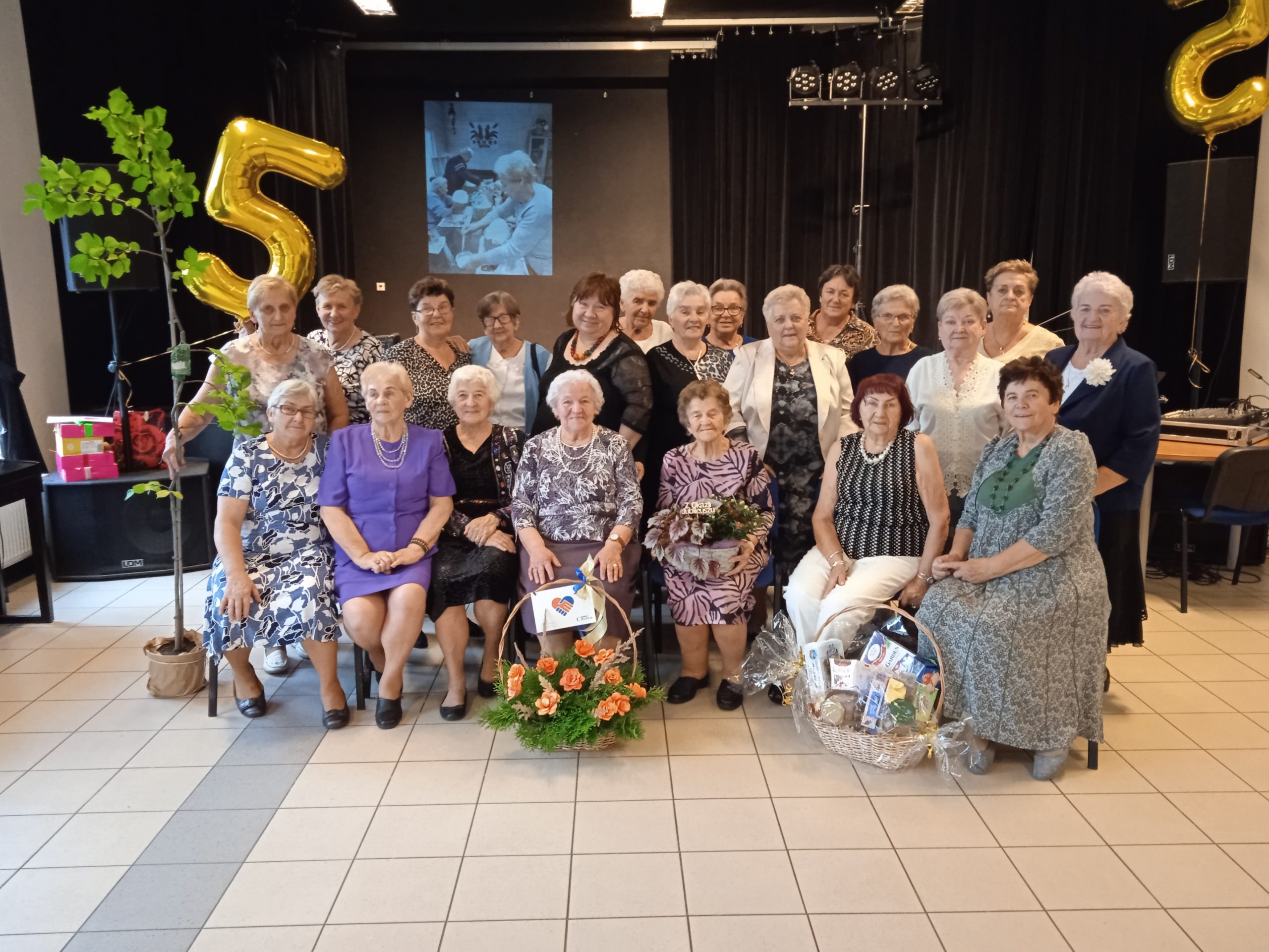 Uroczyste obchody 5 urodzin Kulbu "Senior+" w Woli Karczewskiej. Pamiątkowe zdjęcie klubowiczów