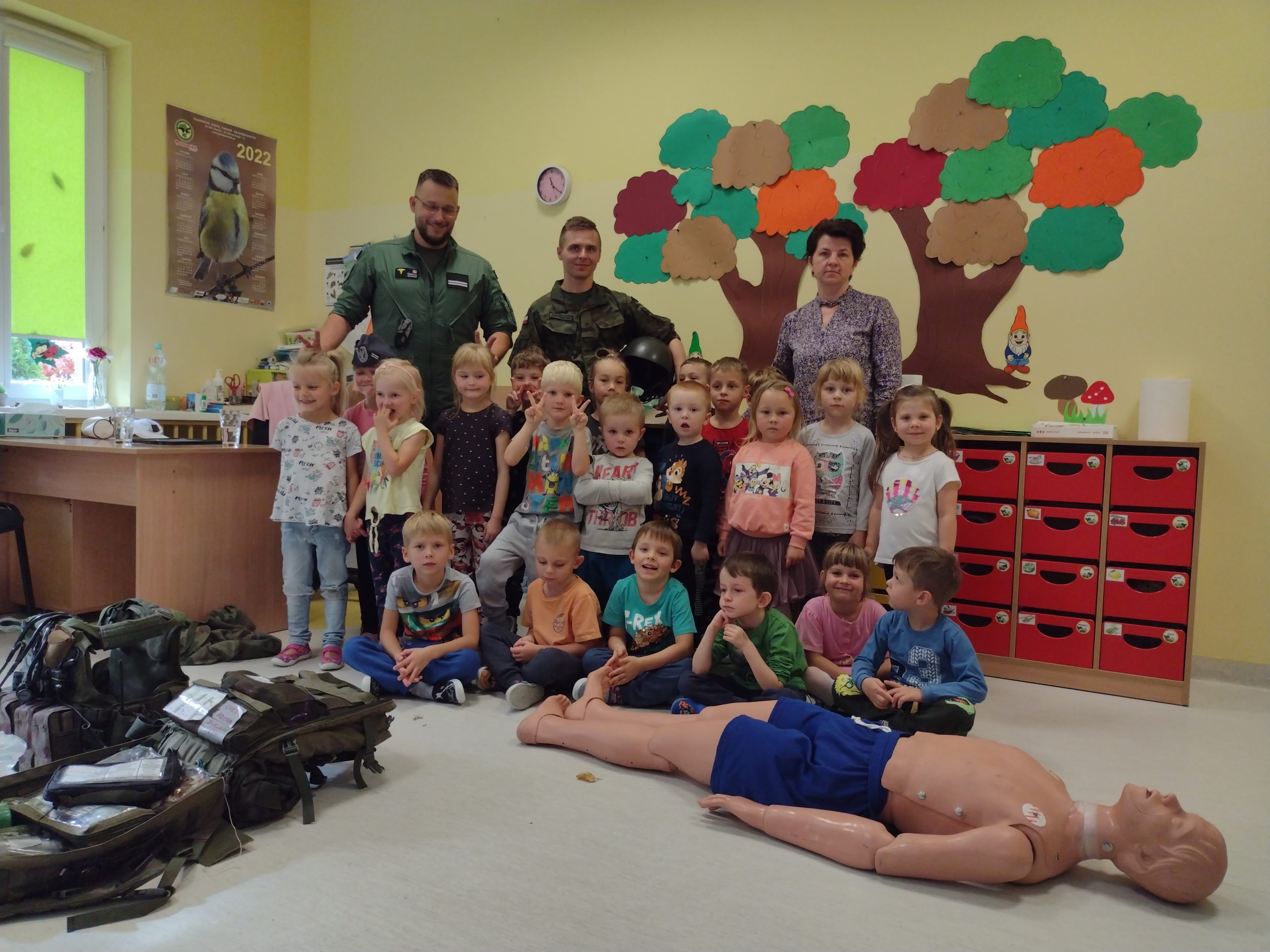 Spotkanie z ratownikiem medycznym w przedszkolu w Zakręcie. Pamiątkowe zdjęcie dzieci z lekarzem i ratownikiem
