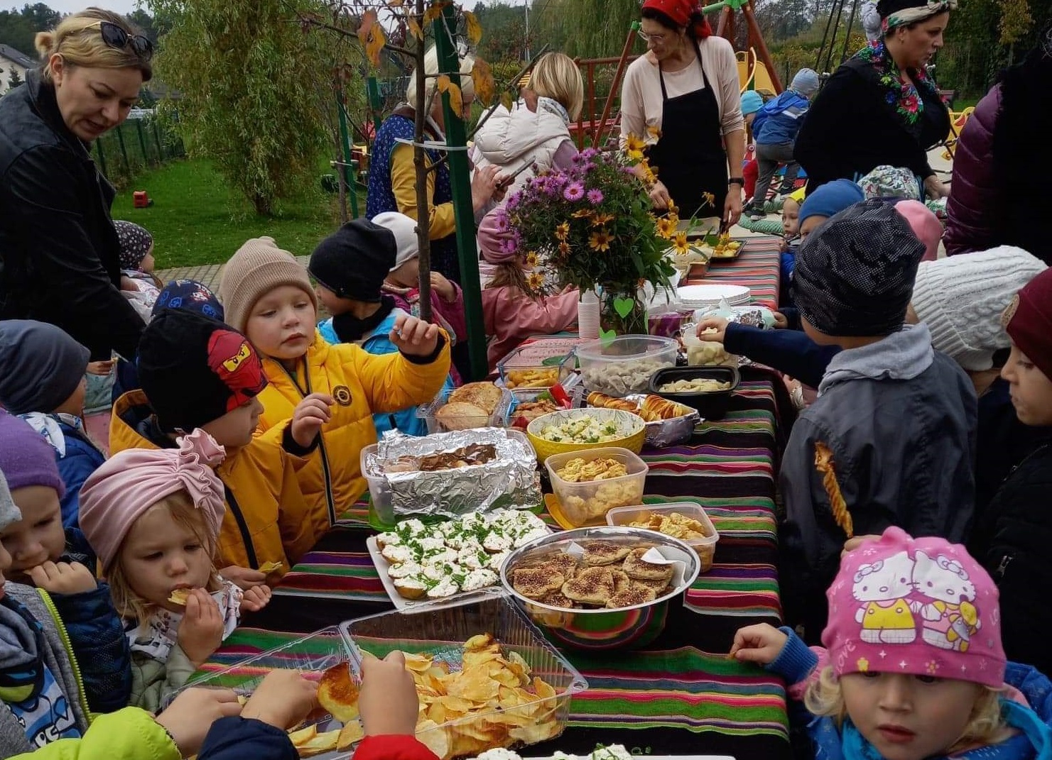 Święto pieczonego ziemniaka w przedszkolu "Pszczółka Maja" w Woli Duckiej